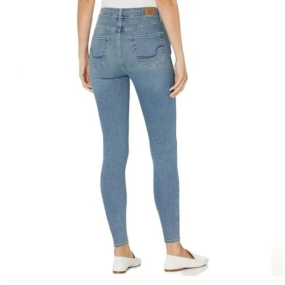 Signature Levi's Strauss totally shaping high rise skinny jeans - Picture 2 of 13